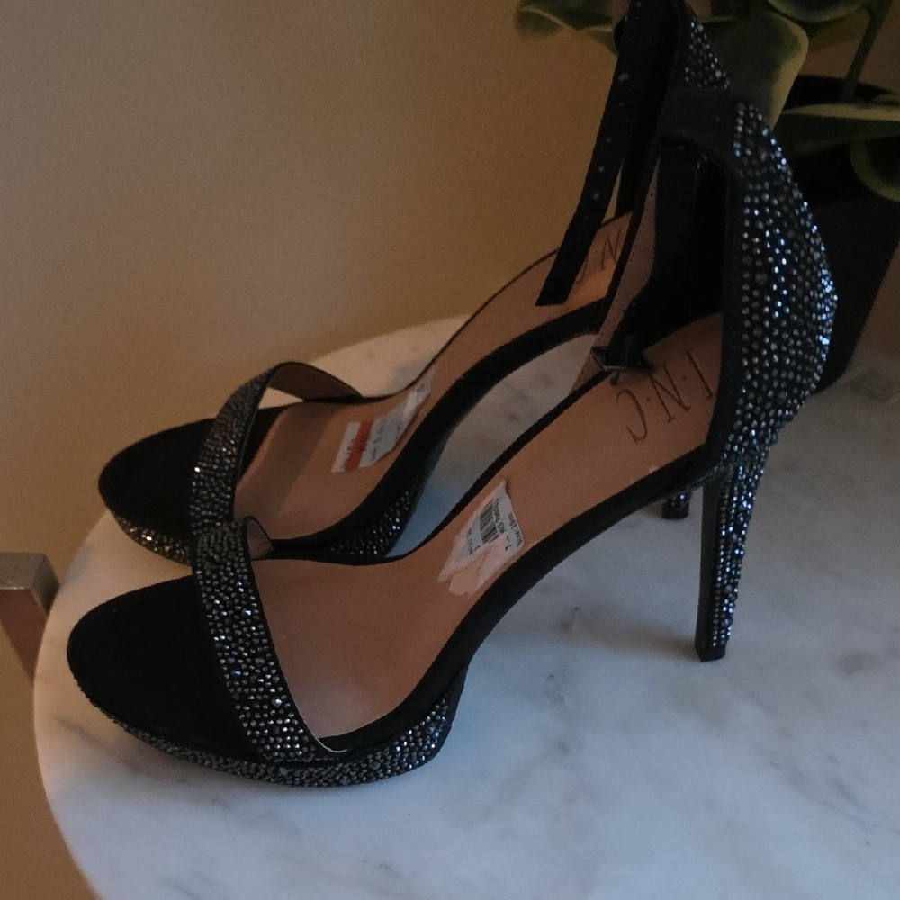 INC International Concepts Black and Tan Heels - Picture 5 of 9